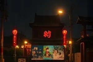 铁轨尽头海报，废弃支线铁轨延伸进荒草深处